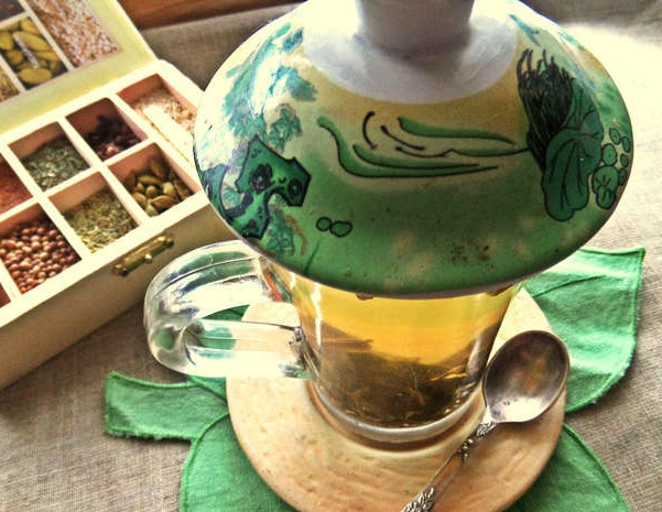 1. Этап. Зеленый чай с медом и лимоном: Если вы хотите сделать чай только себе, возьмите только один стакан. У меня семья из четверых человек, поэтому беру 4 стакана. В каждый накладываю по чайной ложке крупнолистового зеленого чая с крупицами толченой гвоздики с корицей. Заливаю чай крутым кипятком, накрываем блюдцем или крышечкой и даем настояться минимум 5 минут.