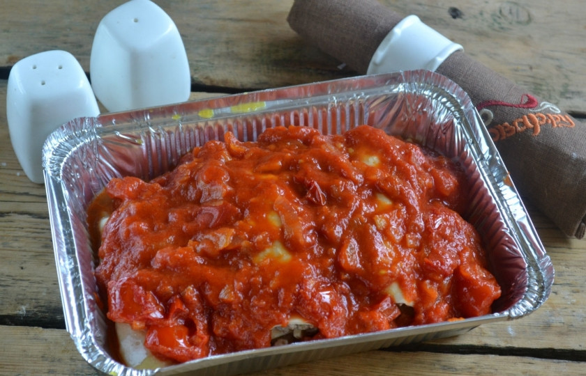 1. Этап. Каннеллони с фаршем под томатным соусом: Залейте томатным соусом и отправьте форму в духовку на 30 минут.