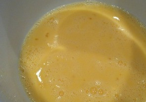 1. Этап. Яблочная бабка: Смешаем молоко с желтками и сахаром (белки отправим в холодильник). Заливаем половиной получившейся смеси ломтики батона.