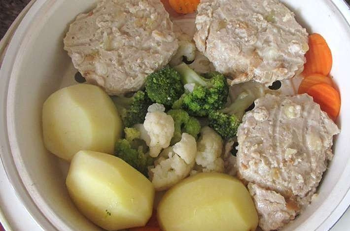 1. Этап. Куриные котлеты с брокколи на пару: Влейте воду в мультиварку. Выставьте режим 