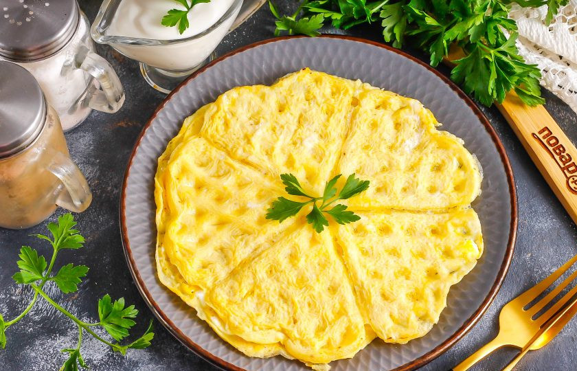 1. Этап. Омлет в вафельнице: Выложите их на тарелку и подайте к столу со сметаной или другими соусами.