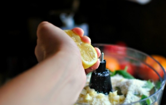 1. Этап. Песто из базилика: Выложите в блендер базилик, чеснок, лимонную цедру и сыр. Полейте лимонным соком.