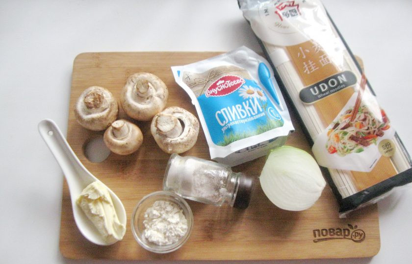 1. Этап. Удон в сливочном соусе: Подготовьте ингредиенты для приготовления лапши удон в сливочном соусе.