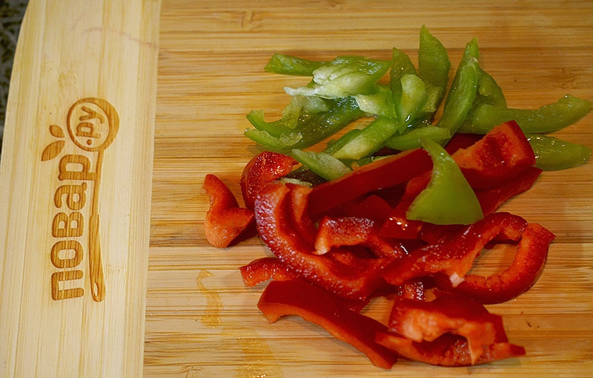 1. Этап. Тушеная говядина по-мексикански: 4. Перец почистите и нарежьте соломкой.