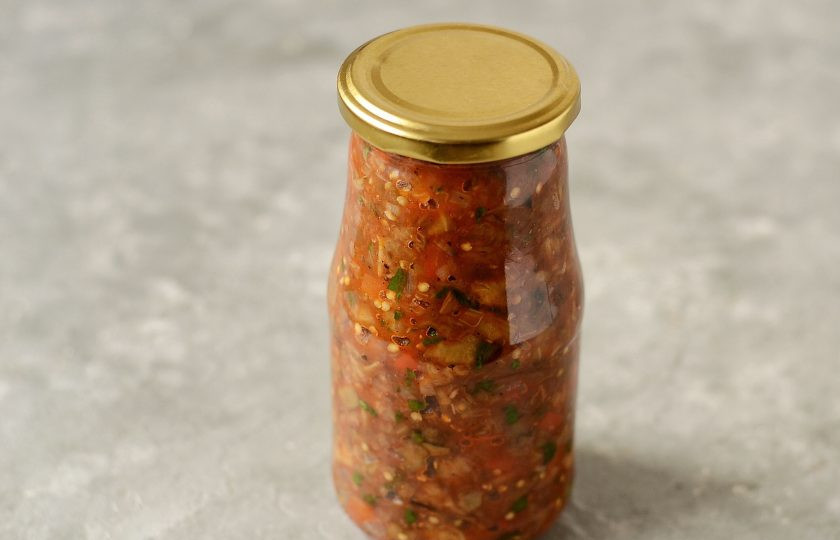 1. Этап. Икра из запеченных баклажанов и перца: Разложите готовую икру по заранее стерилизованным банкам. Закупорьте крышкой, укутайте в полотенце и оставьте так до полного остывания.