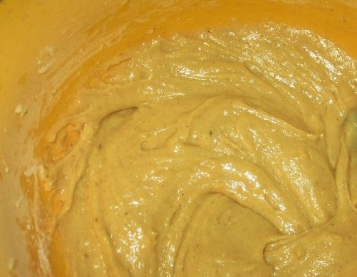 1. Этап. Морковно-творожный торт: Не прекращая взбивать, тонкой струйкой влейте в яичную массу растопленное сливочное масло. Затем всыпьте дробленые орехи, тертую морковку и муку. Тщательно перемешайте уже не миксером, а лопаткой или ложкой.