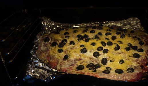 1. Этап. Сом запеченный: Посыпать сыром. Отправить в духовку, запекать при температуре 200 градусов 40-45 минут.