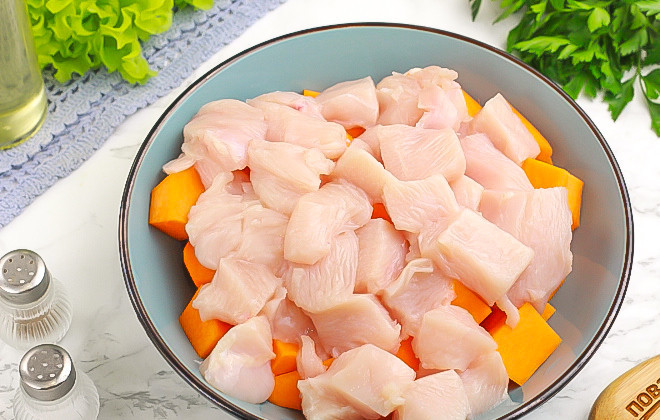 1. Этап. Куриная грудка в духовке с тыквой: Такими же кубиками нарежьте промытую куриную грудку. Целиком запекать ее не нужно, так как она станет суховатой на вкус.