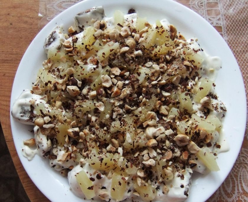 1. Этап. Торт Ленивый Панчо: Затем уложите ананас, нарезанный кусочками, и орешки.