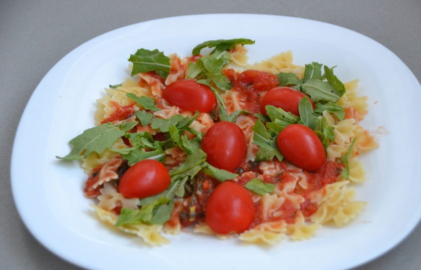 1. Этап. Итальянский салат с креветками: Добавьте зелень рукколы и помидорки черри, нарезанные половинками.