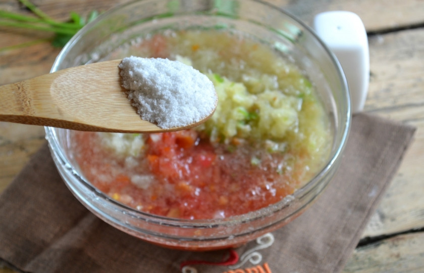 1. Этап. Аджика с хреном сырая: Посолите по вкусу.