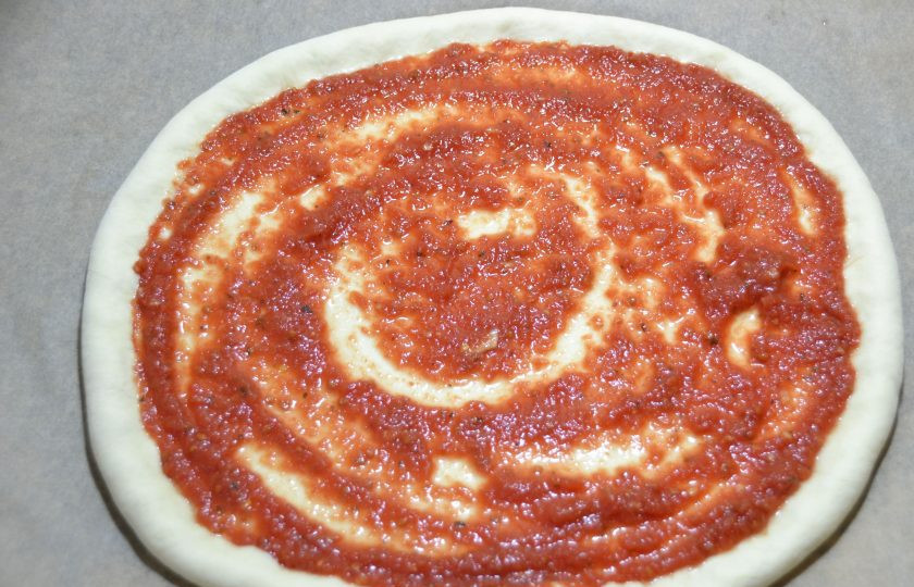 1. Этап. Пицца Миланская: Нанесите на лепешку томатный соус и отправьте в духовку, разогретую до 180-200 градусов на 8 минут.