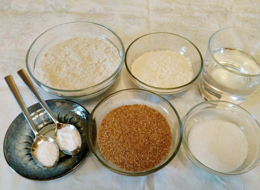 1. Этап. Ржаные оладьи с отрубями: Начните с подготовки необходимых продуктов. Учитывайте при этом, что для выпекания оладий дополнительно потребуется небольшое количество подсолнечного масла.