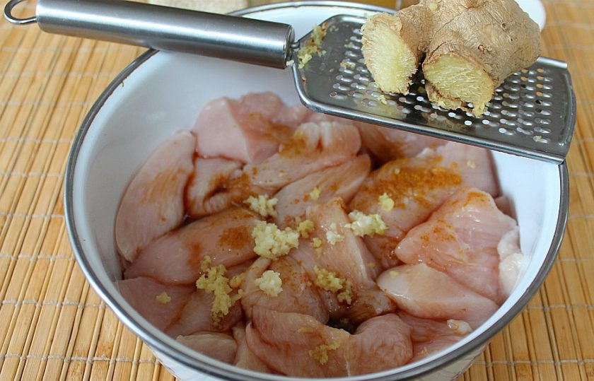 1. Этап. Куриная грудка по-восточному: Небольшой кусочек имбиря натрите на мелкой терке и добавьте к остальным ингредиентам.