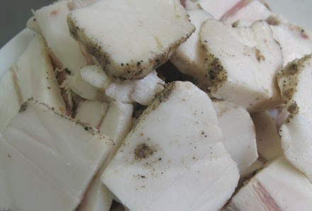 1. Этап. Баклажаны с салом на мангале: Баклажан нарезаем кольцами толщиной 1 см.