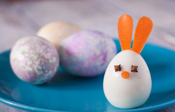 1. Этап. Пасхальные яйца для праздничного стола: 3. Вырезав из моркови небольшие ушки, вы получите милого пасхального кролика или зайчика.