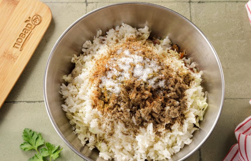 1. Этап. Ленивые голубцы в аэрогриле: Соль и специи добавьте на свой вкус.