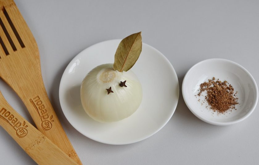 1. Этап. Французский фасолевый айнтопф: В кастрюлю положите мясо и фасоль. Залейте чистой холодной водой и доведите до кипения. В очищенную луковицу воткните две гвоздички и лавровый лист, перец горошком растолките и ступке и добавьте специи в кастрюлю. Варите 1 час при слабом кипении.