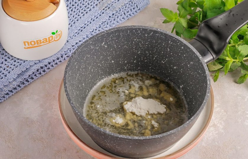 1. Этап. Сливочный соус для детей: Растопите сливочное масло в ковше или в казане, всыпьте туда же пшеничную муку и сразу начните перемешивать.