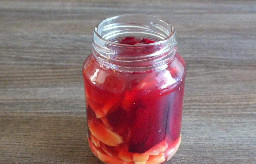 1. Этап. Маринованный имбирь со свеклой: Пластинки свёклы добавьте к имбирю. Залейте маринадом. Если имбирь не покрылся полностью маринадом, сверху долейте яблочным уксусом, чтобы баночка была полной. Прикройте крышкой и оставьте при комнатной температуре на 3 дня.
