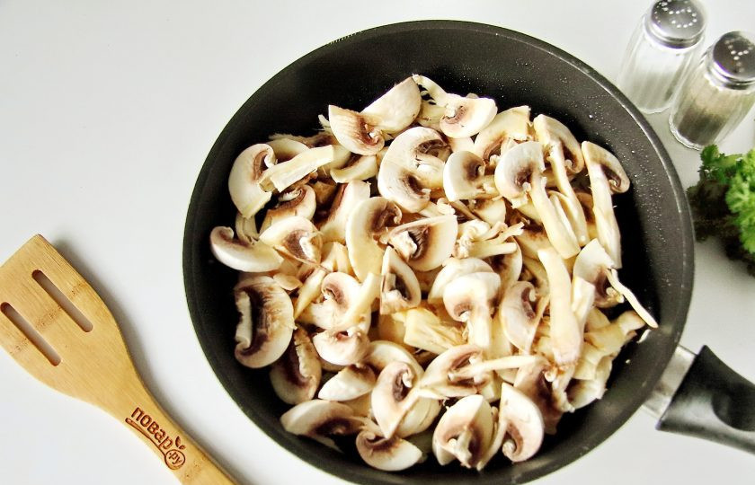 1. Этап. Запеканка Жульен: Добавьте нарезанные шампиньоны.