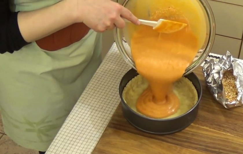 1. Этап. Пирог из тыквы по-английски: 5. Хорошо перемешайте начинку с помощью миксера. Добавьте пюре из тыквы и аккуратно перемешайте ложкой или лопаткой. Вылейте начинку в готовую основу из песочного теста и выпекайте пирог в разогретой до 170 градусов духовке 35 минут.