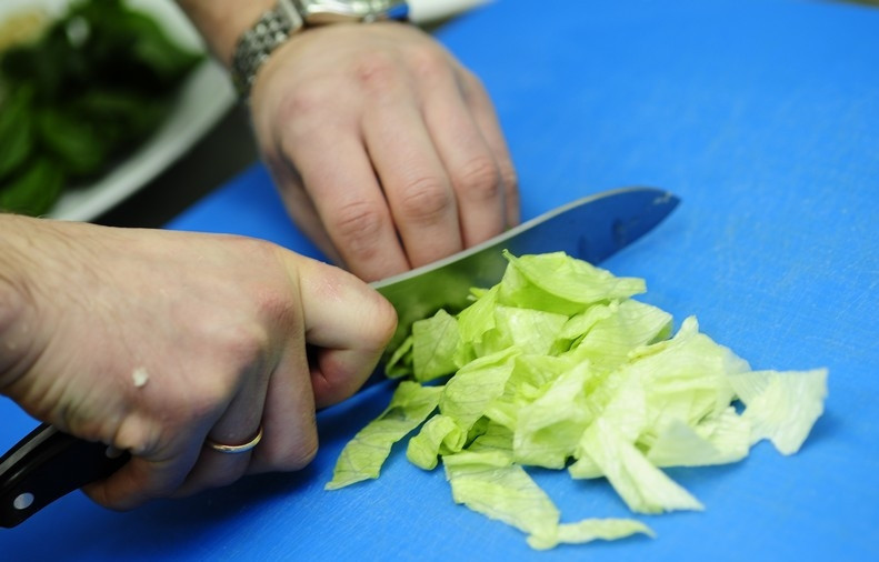 1. Этап. Салат из стручковой фасоли с курицей: Нарезаем салат и добавляем в салатницу.