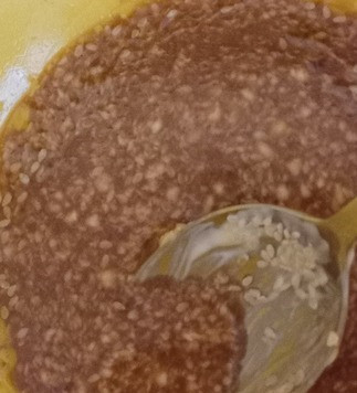 1. Этап. Тори но гомае: Для заправки в отдельной ёмкости смешать майонез, кунжут, масло растительное, яблочный уксус, соевый соус, сахар и воду. Взбить. Отложить в сторону.