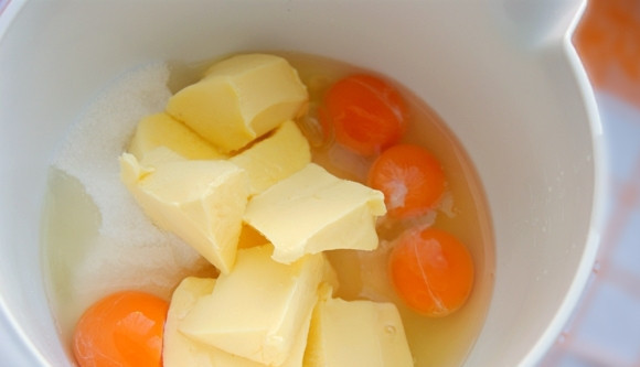 1. Этап. Торт Пирамида: В другой посуде взбейте масло комнатной температуры, сахар и яйца миксером в течение 8 минут.