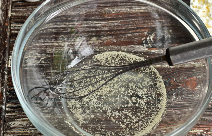 1. Этап. Ватрушки с творожной массой: В миску влейте теплую воду. Можно вместо нее использовать молоко. Добавьте соль, сахар и сухие дрожжи.