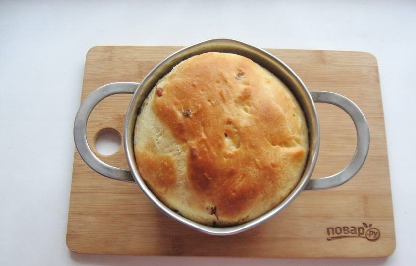 1. Этап. Кулич с меренгой: Разогрейте заранее духовку и выпекайте куличи при температуре 175-180 градусов 35-40 минут. Достаньте куличи из формы и охладите.