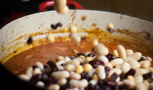 1. Этап. Свинина с фасолью и помидорами: 7. Добавляем паприку (обычную или копченую), лавровый лист. Перешиваем, доводим до кипения, накрываем крышкой и тушим на медленном огне час. Пока вкуснятина тушится, сливаем фасоль. Через час добавляем в кастрюлю.