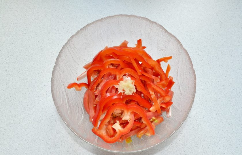 1. Этап. Салат Крабовое море: Добавьте измельченный чеснок.