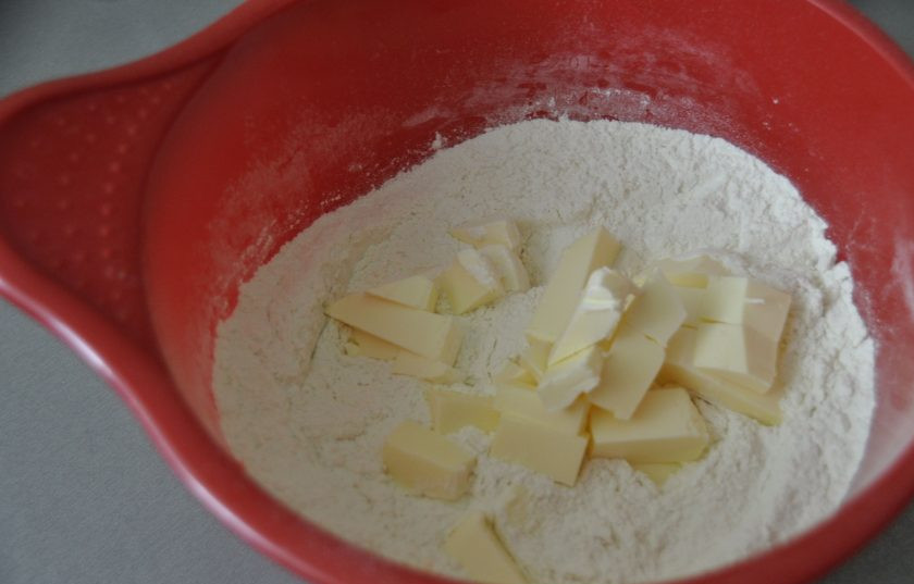 1. Этап. Кибинай: Добавьте порезанное кусочками охлажденное сливочное масло, перетрите в крошку с мукой.