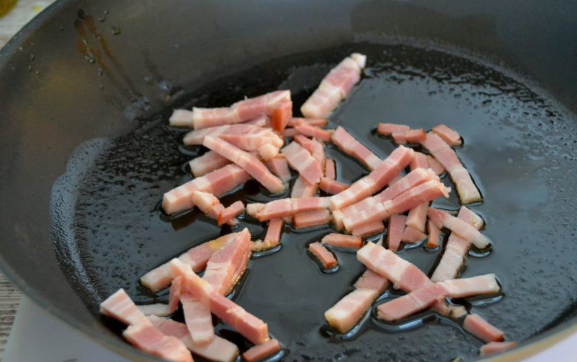 1. Этап. Болоньезе от Джейми Оливера: Нарежьте бекон тонкими полосками, обжарьте на оливковом масле.