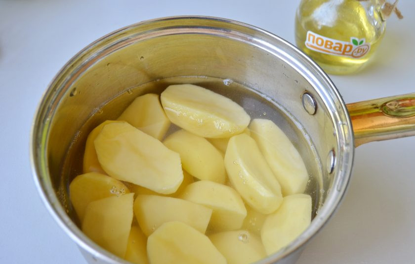 1. Этап. Курзе с картошкой: 2. Очищенный картофель порежьте половинками или четвертинками, залейте водой, чтобы только покрыло картофель и поставьте вариться до готовности. Посолите по вкусу.