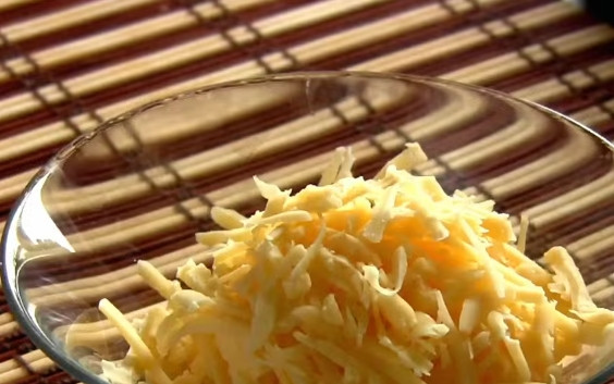 1. Этап. Картошка, фаршированная перепелиными яйцами: 5. Сыр натрите на крупную терку и выложите сверху на каждый кусочек картофеля с яйцом.