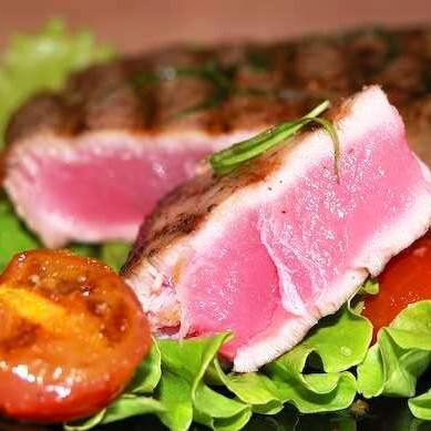 1. Этап. Стейк из красной рыбы: Подаем стейк немедленно с теплыми помидорами и листом салата. Приятного аппетита!