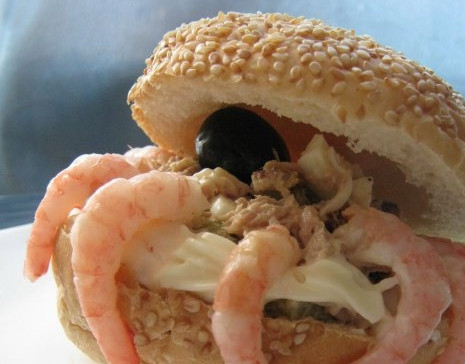 1. Этап. Салат Морское чудо: 4. Вот и все! Осталось только дополнить все креветками. Для этого их нужно отварить и очистить. Украшаем наше 