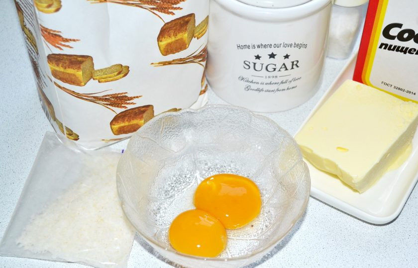 1. Этап. Нежное печенье: Подготовьте сразу все ингредиенты. Включите разогреваться духовку на 180 градусов.