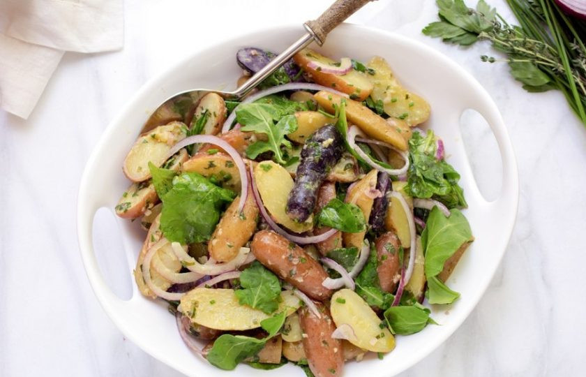 1. Этап. Салат Французский: Добавьте к картофелю лук и рукколу. Можете нарвать и другую зелень (например, петрушку и тимьян). Не забудьте посолить и поперчить блюдо. Приятного аппетита!