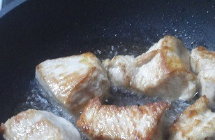 1. Этап. Яблочно-сливочный паштет из индейки: Обжарьте в два приема на сковороде до золотистого цвета.