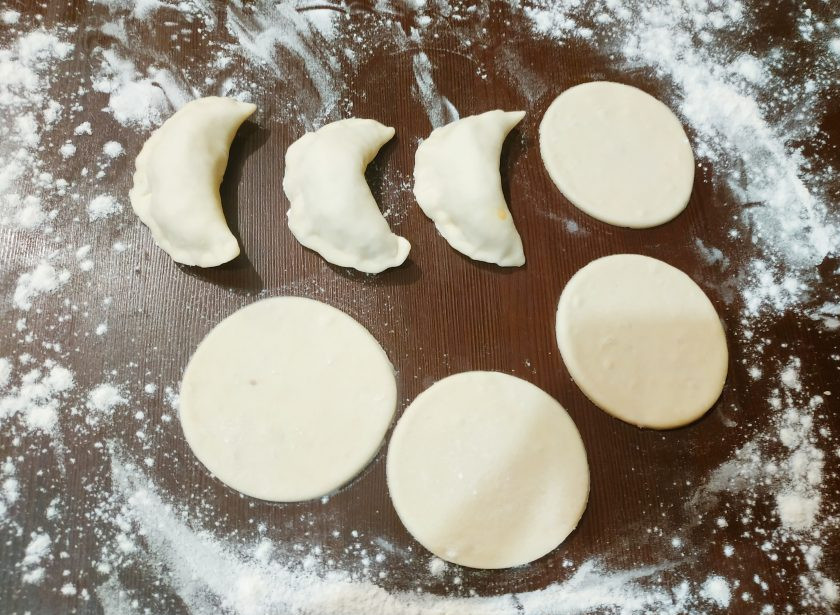 1. Этап. Вареники с чечевицей: Защипните края у каждого вареника. Выложите на поверхность присыпанную мукой.