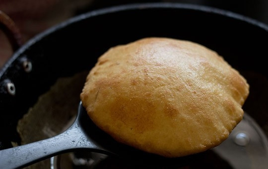 1. Этап. Банановые булочки: 9. После того, как появится румяная корочка с двух сторон, аккуратно достаньте их шумовкой из масла и переложите на бумажное полотенце. Вот такой интересный вариант, как приготовить банановые булочки. Приятного вам чаепития!