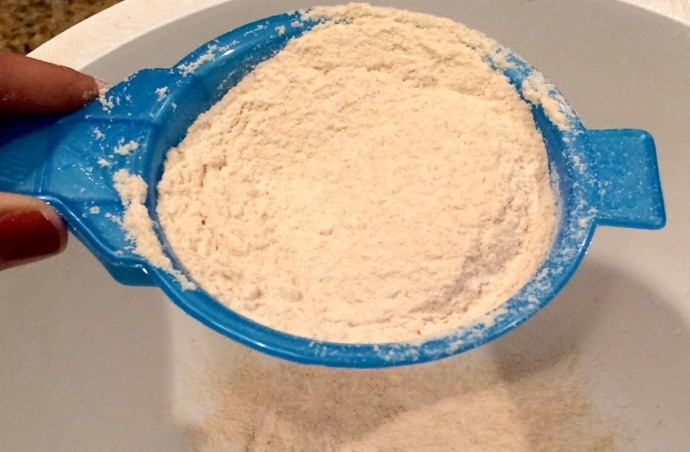 1. Этап. Индийские лепешки Пури: 1. Отложите половину стакана муки в сторону, оставшуюся половину просейте в миску.