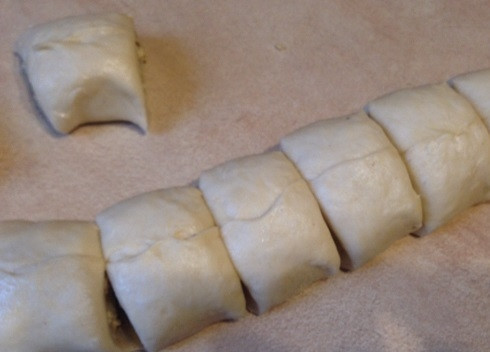 1. Этап. Булочки с медом: Нарезаем на 10-12 частей.