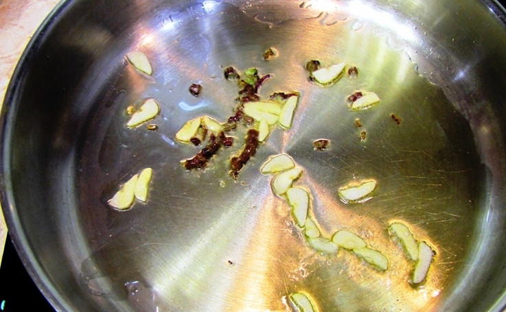 1. Этап. Паста с мидиями: Измельчите чеснок и базилик и слегка обжарьте на сковороде.