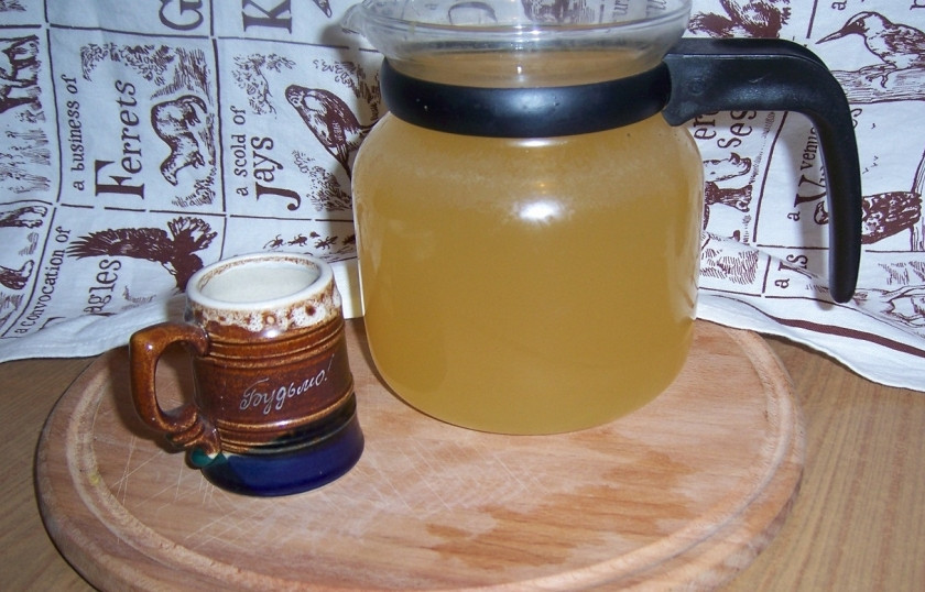 1. Этап. Квас в домашних условиях из хлеба: 5. Подавать к столу квас в домашних условиях из хлеба лучше в холодном виде. Для придания напитку интересного вкуса можно добавить в бутылки несколько штук изюма.