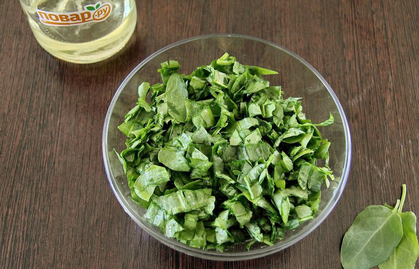 1. Этап. Летний суп с яйцом: Щавель промойте и мелко нарежьте.