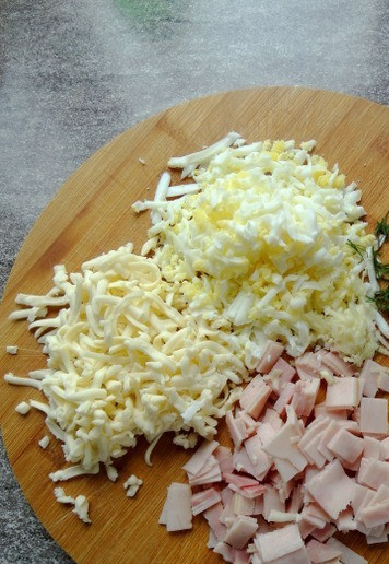 1. Этап. Конвертики из лаваша инди-пикник: Филе индейки и зелень нарезать. Сыр, яйца и чеснок натереть на мелкой тёрке.